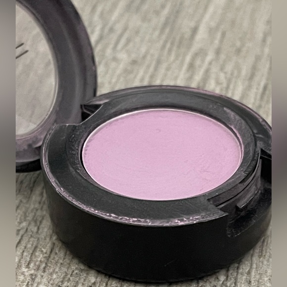 Discontinued MAC Eyeshadow LAVEN-DAH! - Picture 7 of 8